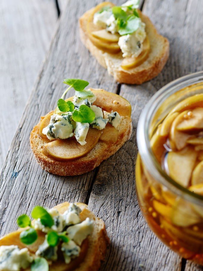 Crostini med syltede æbler og blå ost