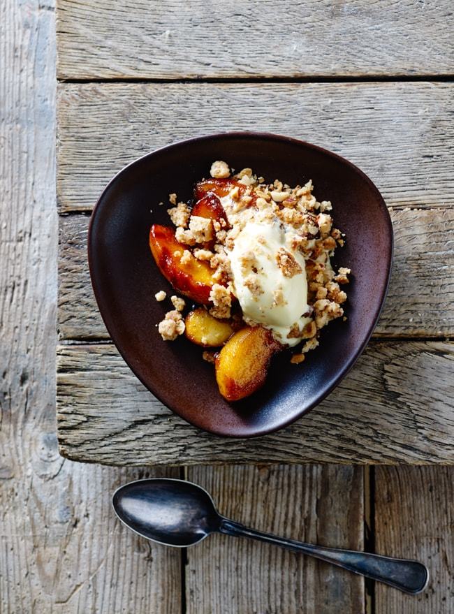 Glaserede æbler med crumble og chai-is med varme krydderier