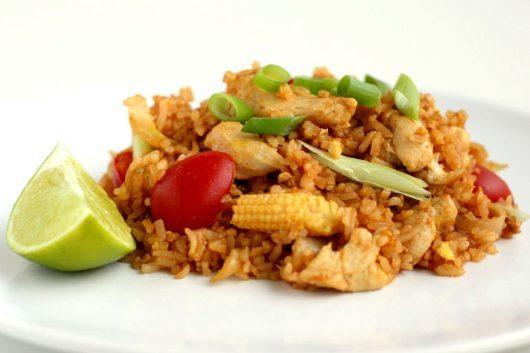 stegte ris Thailandske stegte ris med kylling (khao pad)