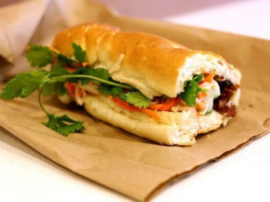 bahn mi - vietnamesisk sandwich Vietnamesisk burger (bahn mi inspireret burger)