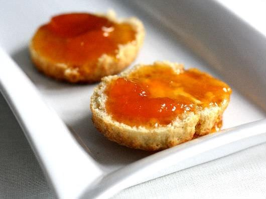 scones med abrikosmarmelade Abrikosmarmelade