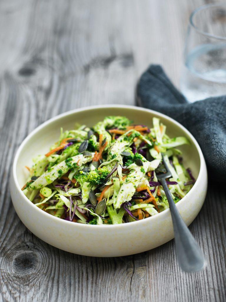 Kyllingesalat med spidskål og pesto