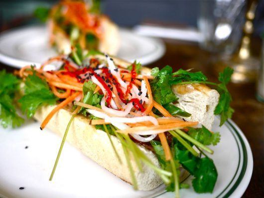 bahn mi Vietnamesisk burger (bahn mi inspireret burger)
