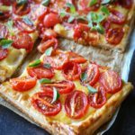 Butterdejstærte med cherrytomater, ost og oregano