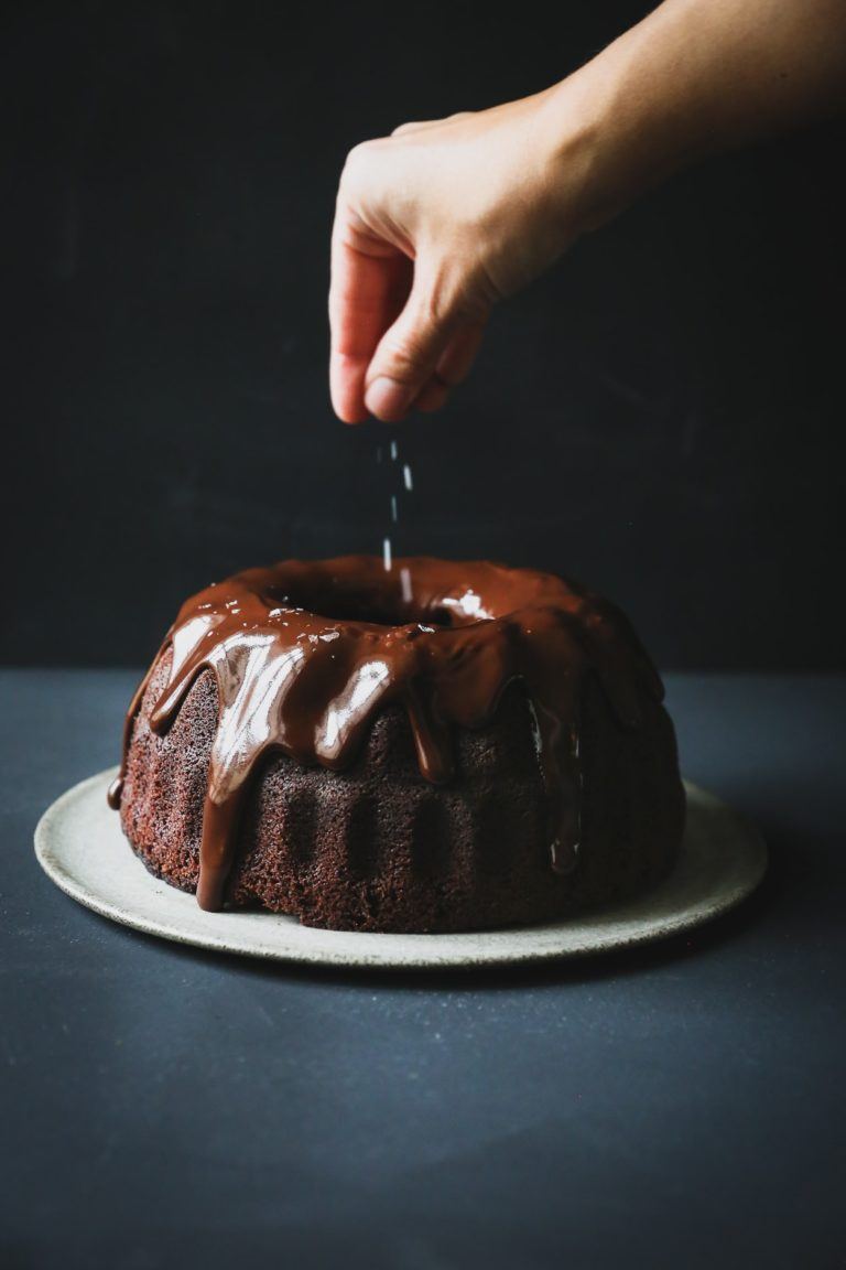 Chokoladekage med espresso, flagesalt og chokoladeganache