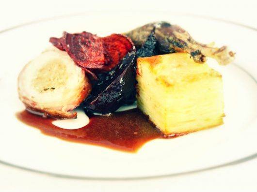 fasan Confit af fasanlår og farseret fasanbryst med variation af rødbeder