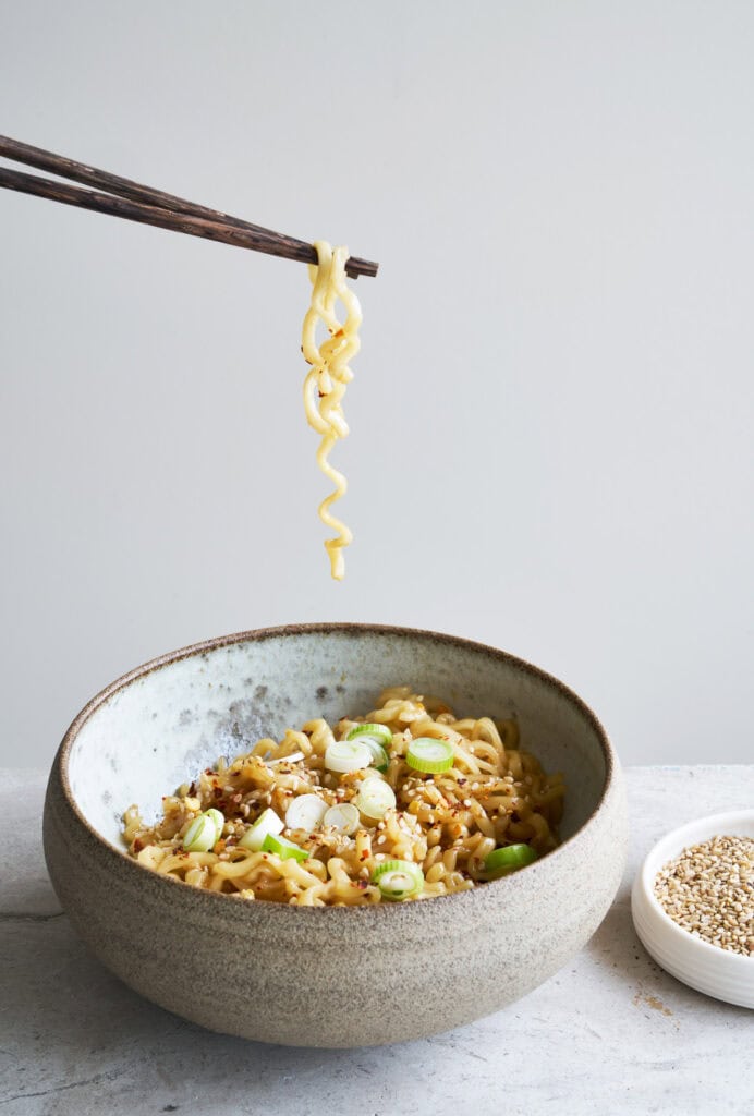 Opskrift på instant ramen med æg, soja og chili
