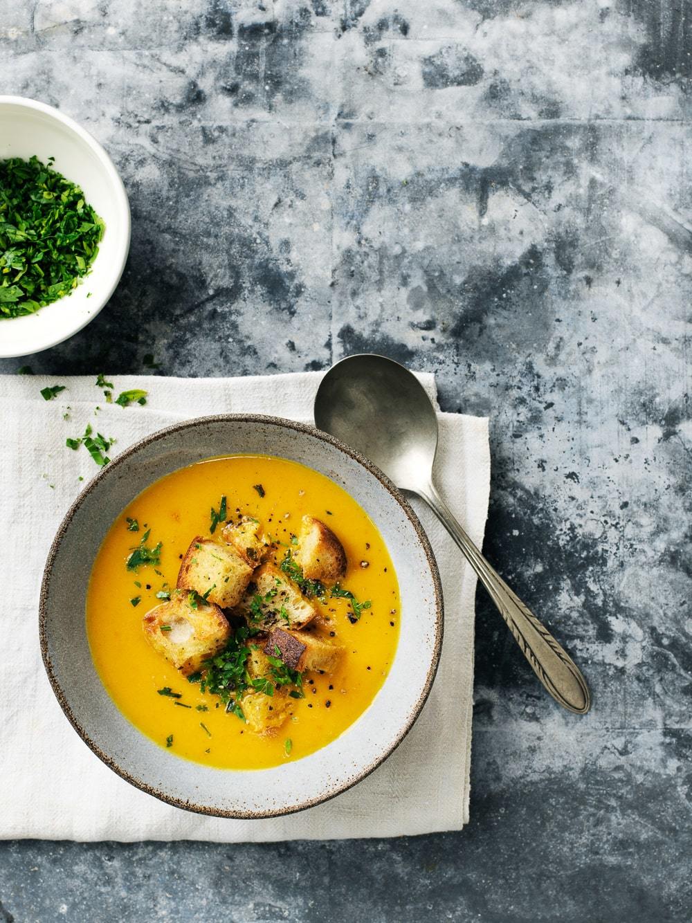 karrysuppe med croutoner