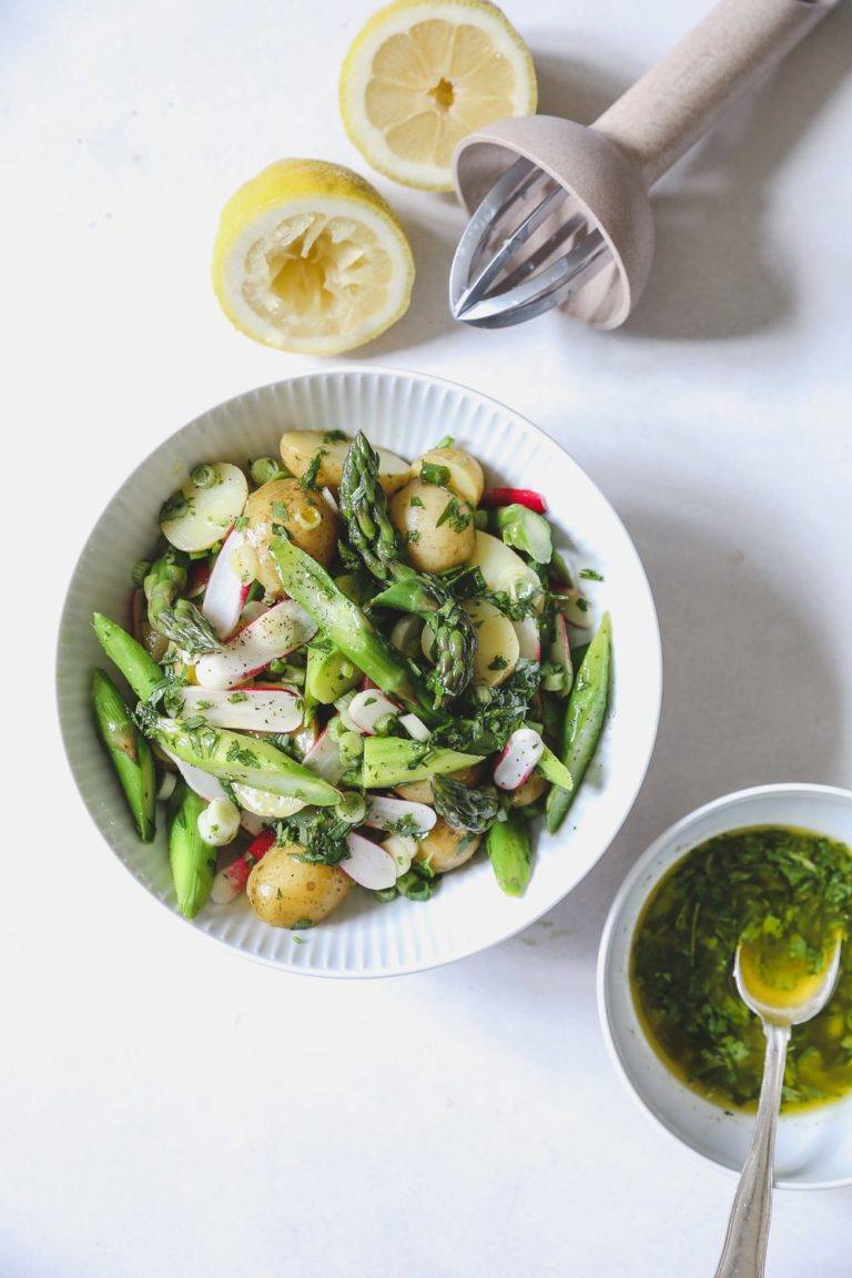 Frisk kartoffelsalat med grønne asparges og urtedressing