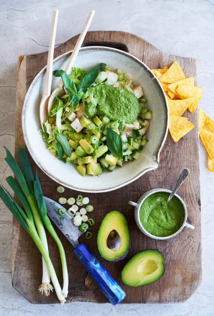 Green Goddess salat med kylling og avocado