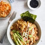 poke bowl med laks, avocado og kimchi