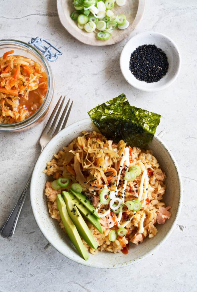 poke bowl med laks, avocado og kimchi