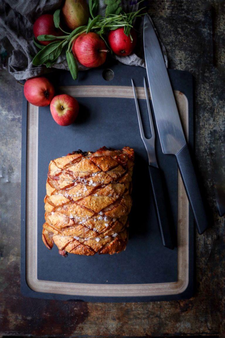 Juleporchetta med æbler, svesker og løg