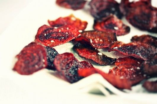 rødbedechips Confit af fasanlår og farseret fasanbryst med variation af rødbeder