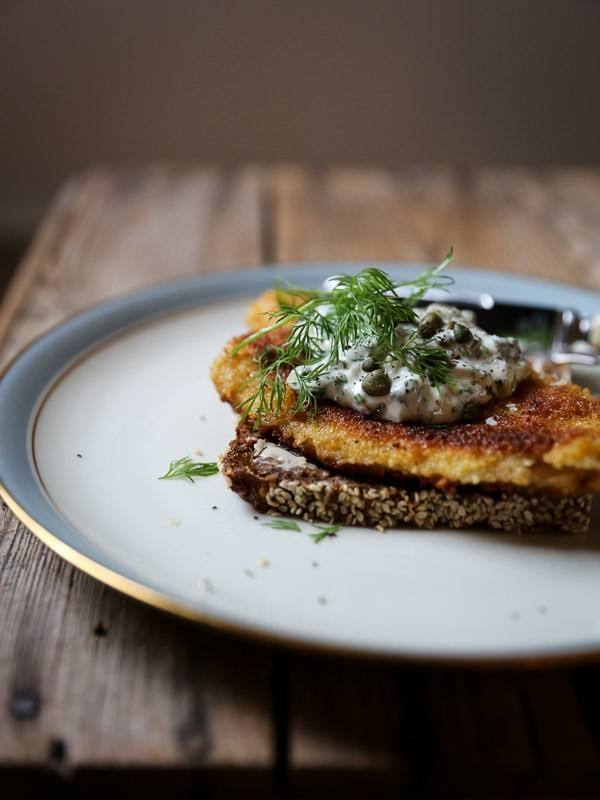 Stegte fiskefileter med tatarsauce Paneret fiskefilet